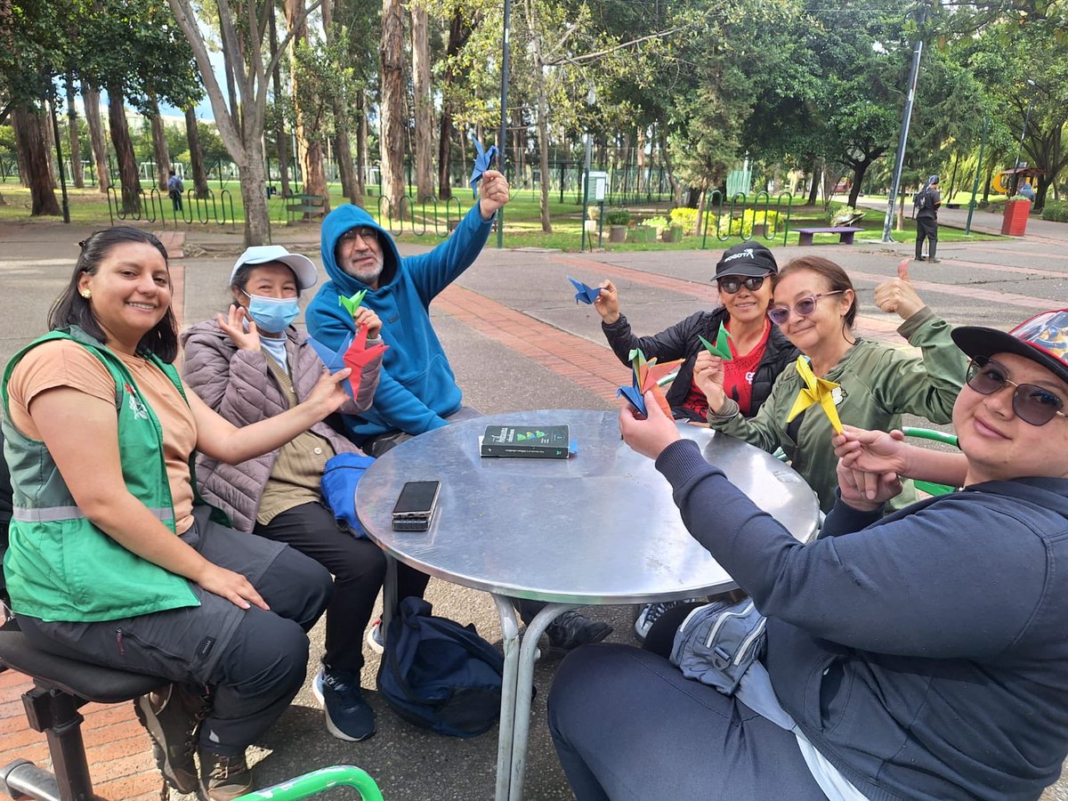JBotanicoBogota's tweet photo. 🦜 Fortaleciendo conocimientos de pajareros en San Carlos (Rafael Uribe Uribe) con origami del colibrí chillón. Aprendieron sobre dietas y especies del bosque. Sandra Lasprilla guió la actividad. 💚 https://t.co/wS7pwbv31n