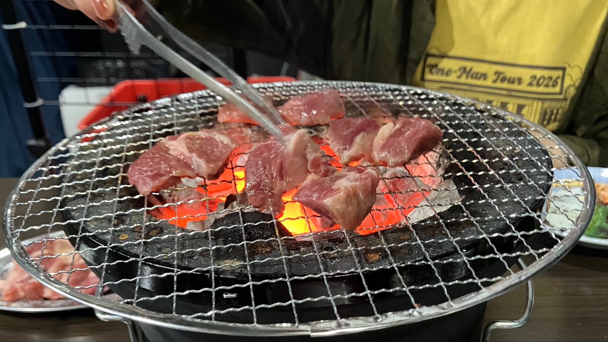eeemusictanoshi's tweet photo. ｢本場北海道でジンギスカン、ぜったい やろうね🐑🤝｣をド深夜に空リプし合い4年後↓ https://t.co/E1VmhU7l8V