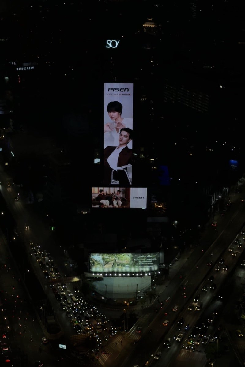 JungNgung's tweet photo. พี่ Pisen จัดให้แบบเบิ่มๆเลยคับ ยาใจดอกหญ้าในป่าปูนที่ยังไม่เลิกงาน มันฟื้น❤️‍🔥เหมือนได้ชาร์จแบตแบบฟูลเอเนอจรี้ power your day 🔋

ผู้คนหลากหลาย but เบบี๋เจ่งปุ๋งลุคโซชาย  

#FriendsOfPisen #PisenXKengNamping #PisenThailand #วันนี้ก็เจอเก่งน้ำปิง #เก่งน้ำปิง https://t.co/ReZBEket9K