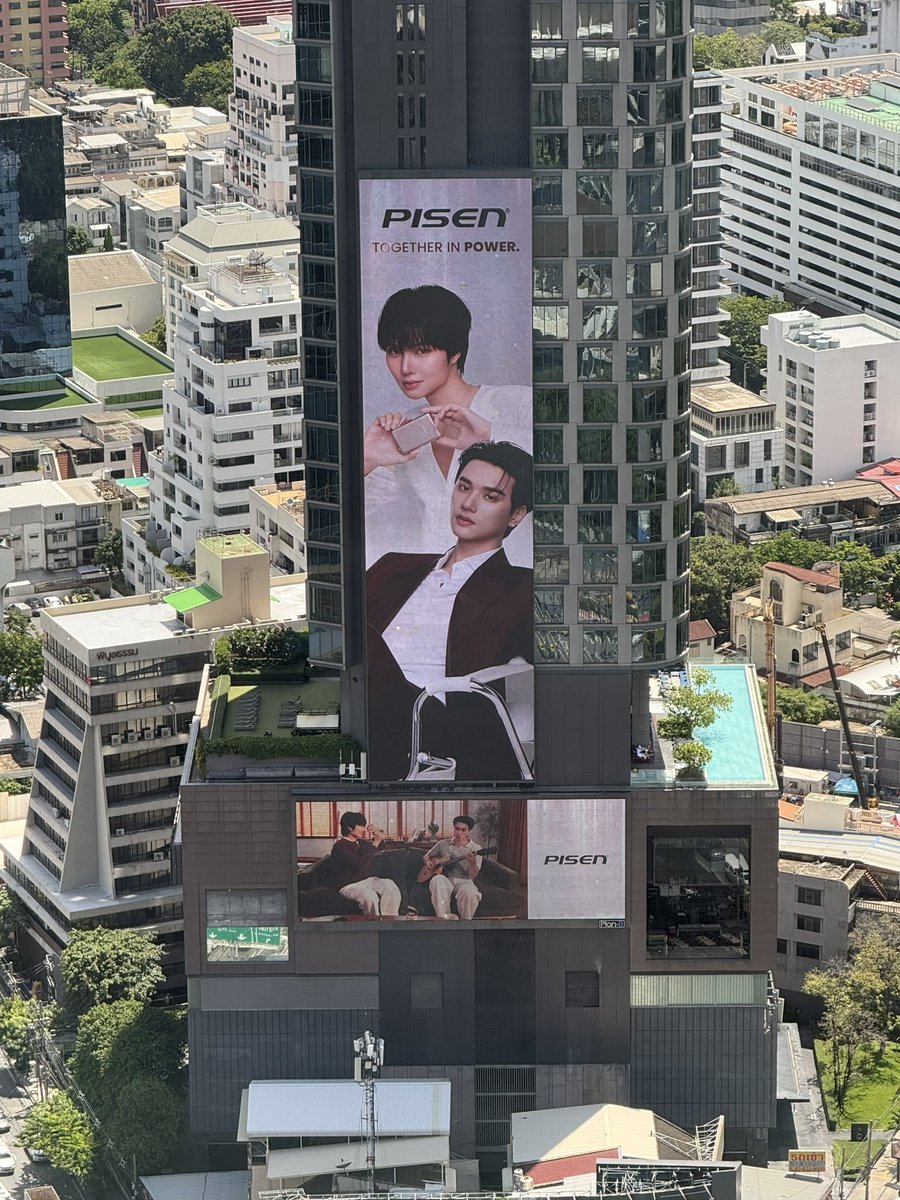 JungNgung's tweet photo. พี่ Pisen จัดให้แบบเบิ่มๆเลยคับ ยาใจดอกหญ้าในป่าปูนที่ยังไม่เลิกงาน มันฟื้น❤️‍🔥เหมือนได้ชาร์จแบตแบบฟูลเอเนอจรี้ power your day 🔋

ผู้คนหลากหลาย but เบบี๋เจ่งปุ๋งลุคโซชาย  

#FriendsOfPisen #PisenXKengNamping #PisenThailand #วันนี้ก็เจอเก่งน้ำปิง #เก่งน้ำปิง https://t.co/ReZBEket9K