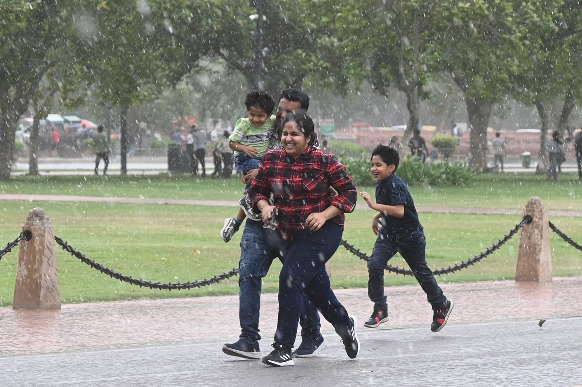 ParveenPhoto's tweet photo. People cover themselves during dust storm and rain in New Delhi on June 23, 2026.
Express Photo by Parveen Negi @NewIndianXpress @santwana99 @shibasahu2012 https://t.co/oPt2tQsZE4