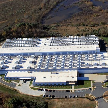 AlamiTech's tweet photo. تخيل مركز بيانات عملاق للذكاء الاصطناعي يعمل دون استهلاك مياه تقريباً؟

💧 الأزمة الصامتة خلف الطفرة التقنية مع إطلاق المعالجات الفائقة مثل رقاقات
Blackwell الجديدة، واجهت الشركات معضلة الحرارة الهائلة الناتجة عنها. الأنظمة
التقليدية تعتمد على أبراج التبريد بالتبخير، وهي عملية تستهلك ملايين الجالونات من
المياه العذبة يومياً.

🔄 الحل البديل: التبريد بالمياه الدافئة أعلنت إنفيديا عن نظام تبريد مبتكر يعتمد
على تدوير مياه دافئة في حلقة مغلقة ممتدة مباشرة إلى الرقاقات (Direct-to-chip).

تدور المياه لامتصاص الحرارة من المعالجات، ثم يُعاد تبريدها هيدروليكياً وإعادة
استخدامها دون الحاجة لتبخير مياه جديدة، مما يقضي على الهدر المائي بنسبة تقترب
من 100%.

🌍 الهروب من مقصلة القوانين البيئية هذه الخطوة الذكية تأتي في وقت حرج؛ فالضغوط
البيئية والتشريعات الصارمة المفروضة على استهلاك مراكز البيانات للموارد كانت تشكل
العقبة الأكبر أمام نمو وتوسع شركات التقنية الكبرى.

💬 برأيكم، هل كفاءة الطاقة والتبريد هي التحدي الأكبر الذي يواجه تطور الذكاء
الاصطناعي حالياً، أم أن التكلفة المادية تظل العقبة الأولى؟