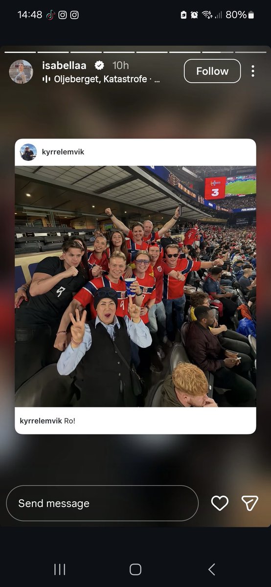 joshd_om's tweet photo. She's the girl next to the guy in the black shirt, in the clip she took the jacket off but the ponytail is the same https://t.co/cfaKonRMIH