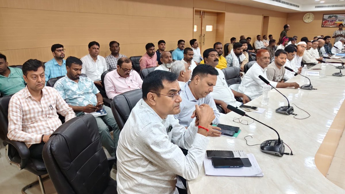 DM_Sknagar's tweet photo. जिलाधिकारी व पुलिस अधीक्षक की संयुक्त अध्यक्षता में आगामी त्योहार मोहर्रम को शांतिपूर्ण, सुरक्षित और सौहार्दपूर्ण वातावरण में संपन्न कराने के उद्देश्य से कलेक्ट्रेट सभागार में पीस कमेटी (शांति समिति) की बैठक आयोजित की गई। https://t.co/ANLyQuAqfV
