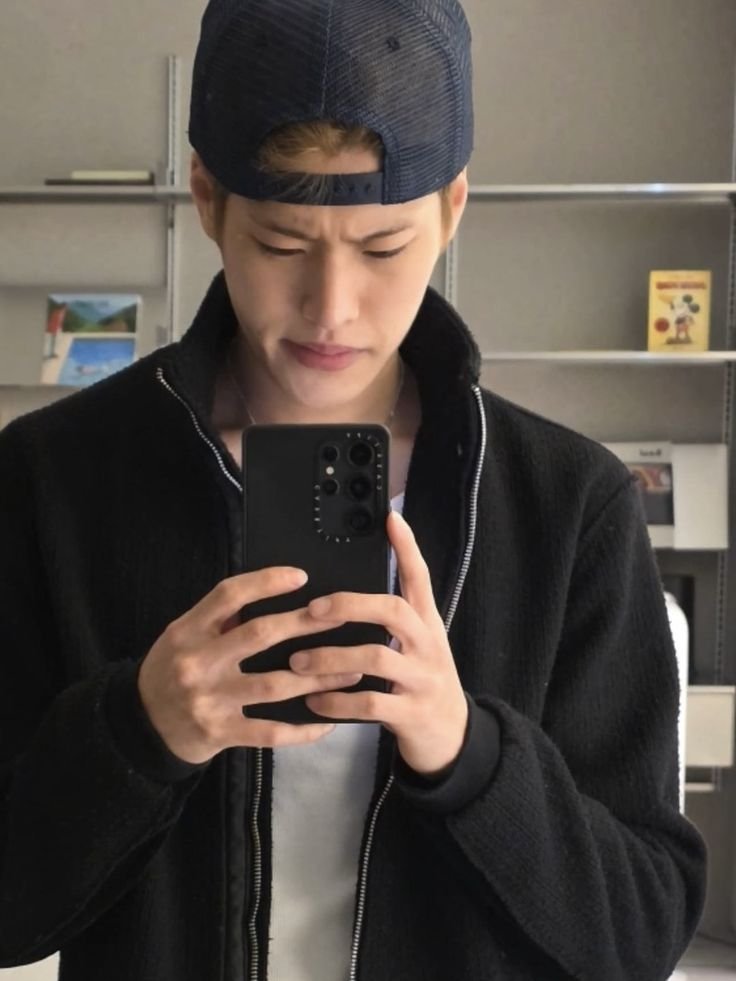 oddsyne's tweet photo. his selfie game >>>>>> https://t.co/QEWwxCJi9U