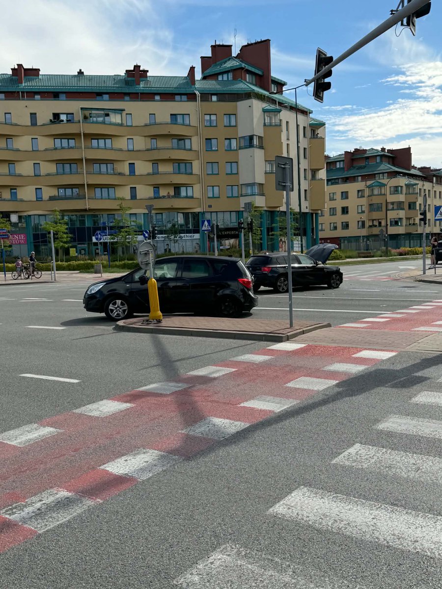 MiastoUrsynow's tweet photo. Wypadek #PrzyBażantarni / #KEN 🚗🚙🚗💥, pierwsze służby na miejscu standardowo #JRG17 🚒🧑🏻‍🚒 https://t.co/QkOYu6qv7R