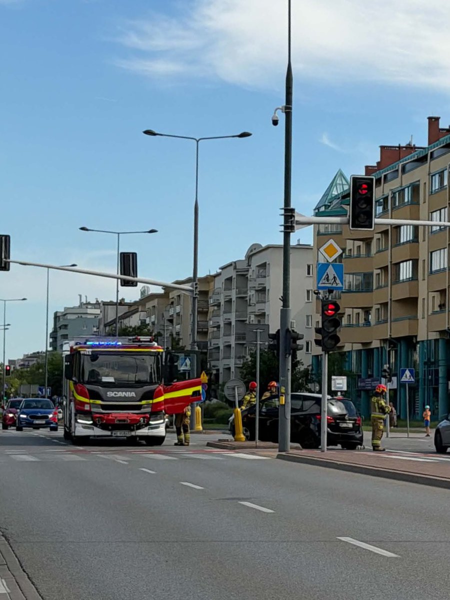 MiastoUrsynow's tweet photo. Wypadek #PrzyBażantarni / #KEN 🚗🚙🚗💥, pierwsze służby na miejscu standardowo #JRG17 🚒🧑🏻‍🚒 https://t.co/QkOYu6qv7R