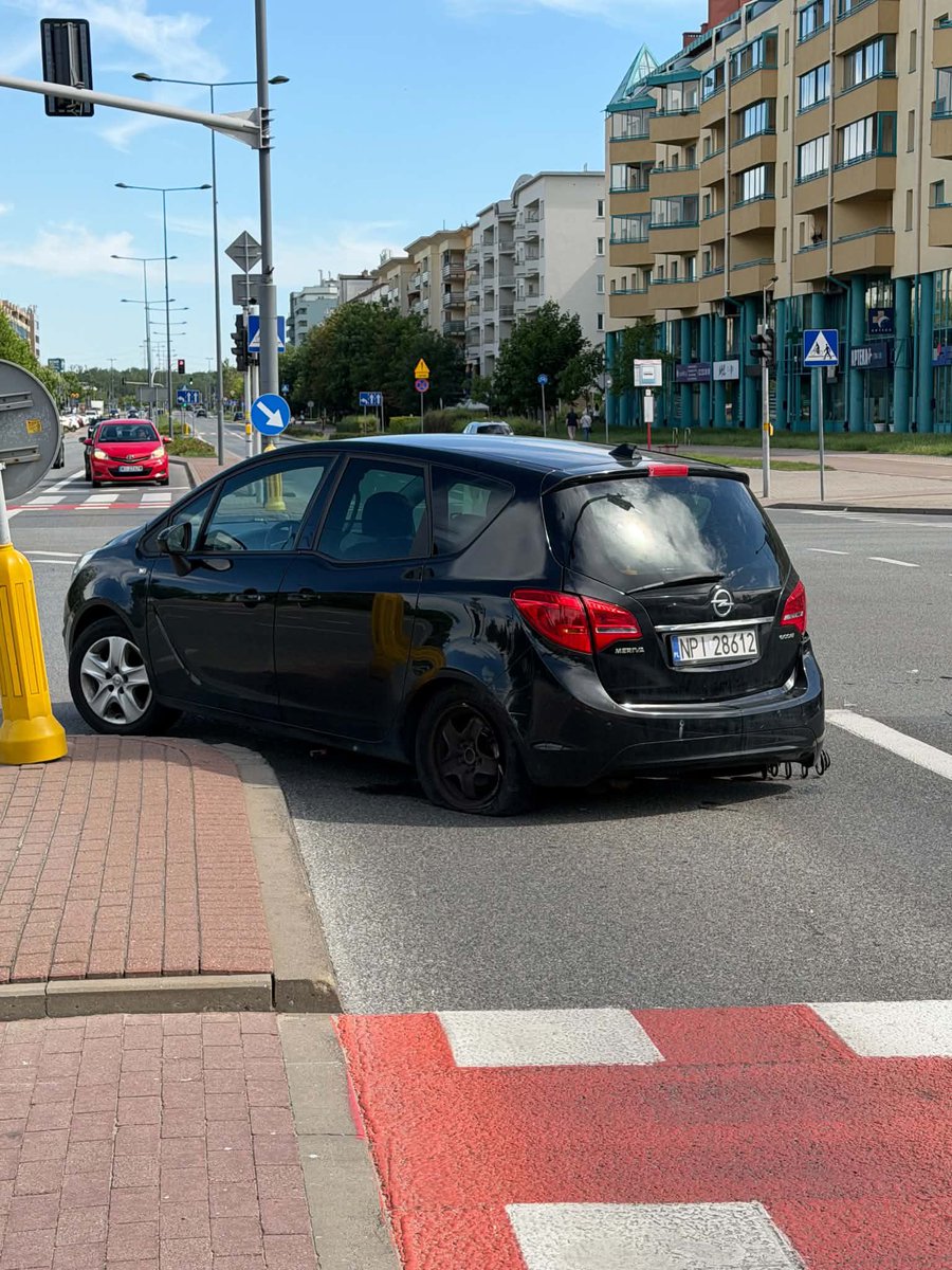 MiastoUrsynow's tweet photo. Wypadek #PrzyBażantarni / #KEN 🚗🚙🚗💥, pierwsze służby na miejscu standardowo #JRG17 🚒🧑🏻‍🚒 https://t.co/QkOYu6qv7R