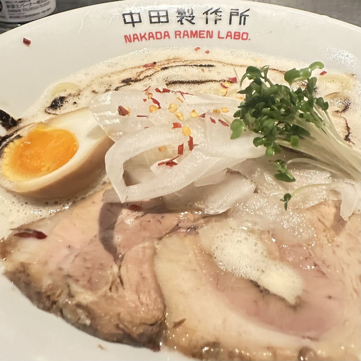 nakadaramen's tweet photo. さっ！
明日の泡系は
鶏そば縁道のアワリスト遠藤さんが夜出勤します。
縁道の麺を使ってあとは何となく本気出してやります！
もう２度とないであろう
2人のコラボ是非見届けてください。
尚麺米との勝負もかかってます。
負けられない戦い！！
いらっしゃっせ！ https://t.co/c8b8u7TRHt
