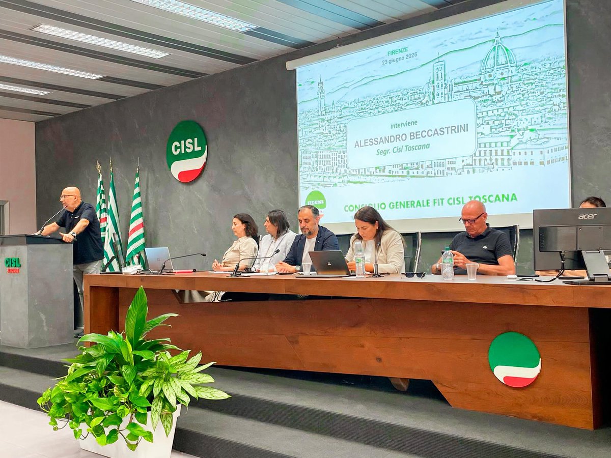 FitCisl's tweet photo. #23giugno 🟢 Il Segretario Generale @FitCisl Monica Mascia oggi ha concluso i lavori del Consiglio Generale @FitCislToscana. Presenti i Segretari Regionali @CislToscana Alessandro Beccastrini e Katiuscia Biliotti. 

📌 Nel suo intervento, Mascia ha affermato che la Toscana è a tutti gli effetti un nodo strategico per la mobilità del Paese:#porti, #aeroporti, #ferrovie, viabilità e #logistica si intrecciano in un sistema che fa muovere persone, merci e l'intera economia regionale. Ma è un sistema sotto pressione.
Questa strategicità richiede investimenti, modernizzazione, integrazione tra diverse modalità di #trasporto, sostenibilità e qualità organizzativa.
Non basta aumentare traffici e flussi: serve una visione capace di tenere insieme sviluppo economico, tutela del territorio e qualità del #lavoro.

🔎 E sul  #Tpl occorre una riflessione seria: l'aumento del costo dei biglietti non risolve i problemi ma servono azioni da mettere in campo ora. Il rischio, altrimenti, è ritrovarsi fra pochi anni con mezzi nuovi ma senza personale sufficiente per farli viaggiare.
Politica regionale e aziende devono non solo riconoscere che servono risorse e interventi strutturali, ma soprattutto realizzarli.