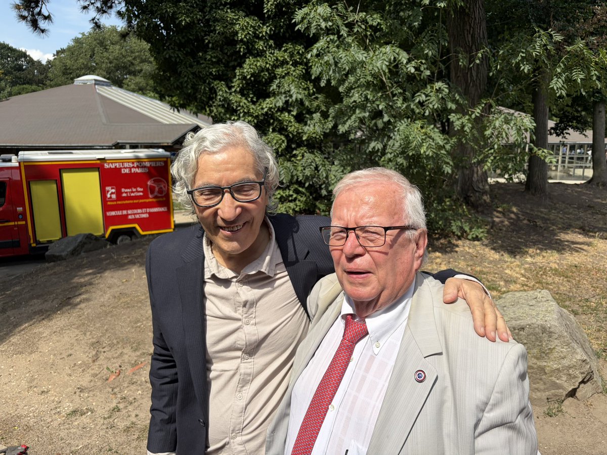 JacquesMyard's tweet photo. j’ai eu #grandplaisir à m’entretenir avec #SansalBoualem au #ParcFloral à la #réunion de mon ami #BrunoRetailleau ce fut pour moi un #honneur de parler à un #sage ❤️❤️❤️ https://t.co/px0RIII8eL
