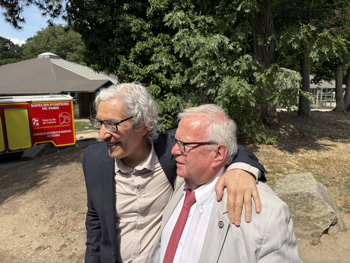 JacquesMyard's tweet photo. j’ai eu #grandplaisir à m’entretenir avec #SansalBoualem au #ParcFloral à la #réunion de mon ami #BrunoRetailleau ce fut pour moi un #honneur de parler à un #sage ❤️❤️❤️ https://t.co/px0RIII8eL