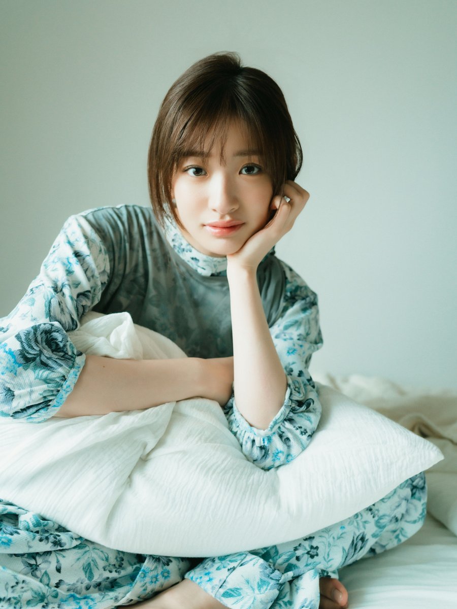 cinemalife_web's tweet photo. ＼「B.L.T.」裏表紙に登場／
櫻坂46 小島凪紗、で物思いにふける姿やリラックスした表情など飾らない魅力を収めたグラビア

▼記事はこちら
https://t.co/hwGaDGLqaM

#小島凪紗 #櫻坂46 https://t.co/nKymWPzNLH