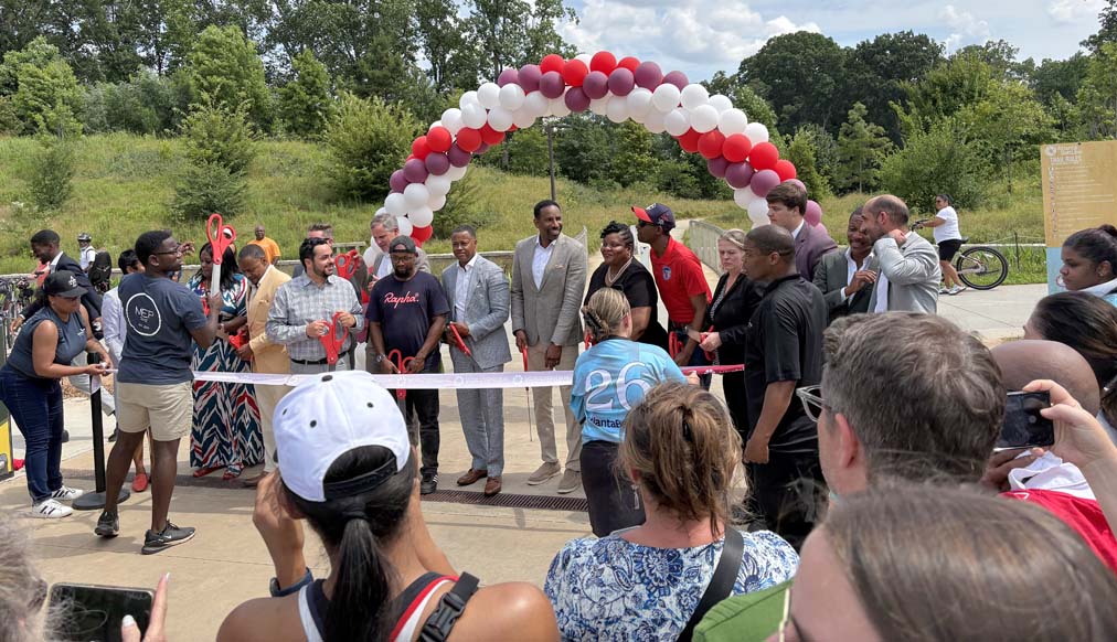 EPARegion4's tweet photo. New connections for 36 neighborhoods: EPA Brownfields funding helped complete the Southside Trail linking Segments 2 and 3, creating 16.7 miles of continuous Beltline mainline access for biking, walking and jogging. 
#EPASoutheast #Atlanta #BeltLine #Trails #Community https://t.co/fAjeKpwwAy