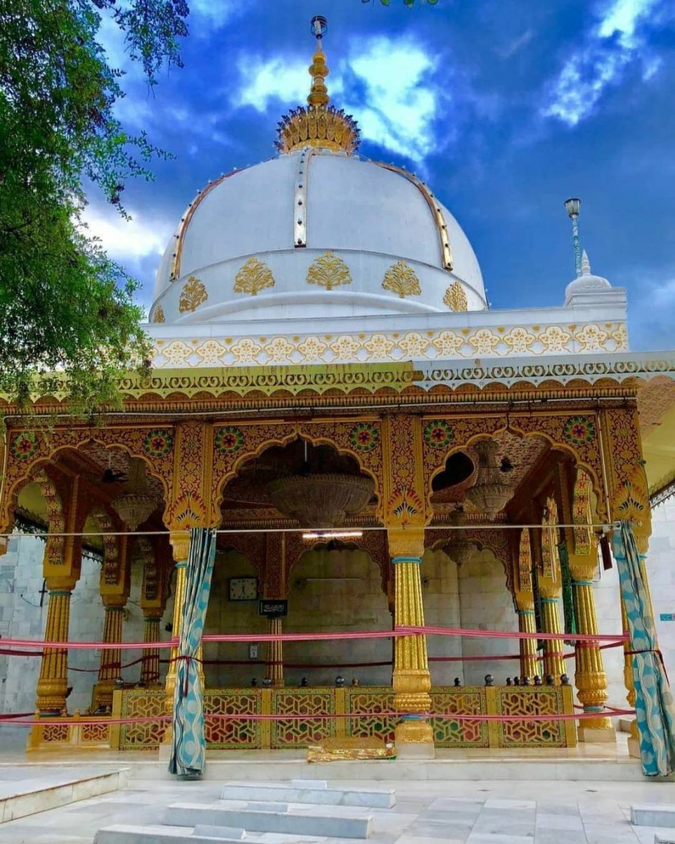 alfazlintl's tweet photo. حضرت بختیار کاکیؒ کے مزار پر حضورؑ نے دعا کی اوردعا کولمباکیا۔واپس آتے ہوئےحضرتؑ نےراستہ میں فرمایا کہ: ’’بعض مقامات نزولِ برکات کے ہوتے ہیں اور یہ بزرگ چونکہ اولیاء اﷲ تھے اس واسطے ہم انکے مزار پرگئے۔ان کے واسطے بھی ہم نے اﷲ تعالیٰ سے دعا کی اور اپنے واسطے بھی اﷲ تعالیٰ سے دعا مانگی اور دیگر بہت دعائیں کیں۔ لیکن یہ دو چار بزرگوں کے مقامات تھے جو جلد ختم ہو گئے۔اور دہلی کے لوگ تو سخت دل ہیں۔ یہی خیال تھا کہ واپس آتے ہوئے گاڑی میں بیٹھے ہوئے الہام ہوا۔؎ٰ

دست تو دعائے تو ترحم ز خدا‘‘ (ترجمہ: تیرا ہاتھ ہے اور تیری دعا اور خدا کی طرف سے رحم ہے۔)

(ملفوظات جلد ہشتم صفحہ ۲۱۳ مطبوعہ ۱۹۸۴ء)
https://t.co/9GkO4BHWYu