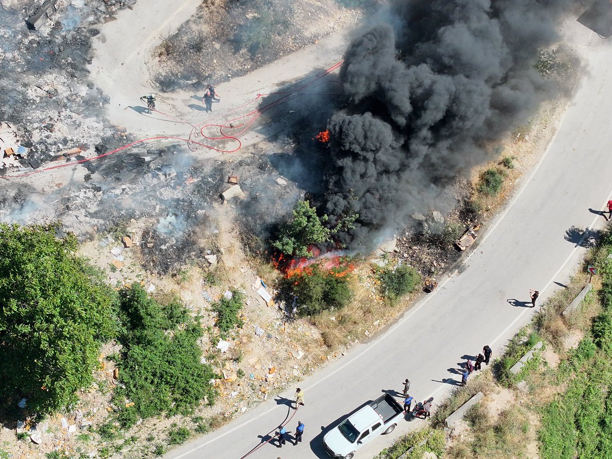 kocaelibld's tweet photo. İzmit Hatipköy’de meydana gelen yangın, itfaiye ekiplerimizin hızlı ve etkin müdahalesi sayesinde büyümeden kontrol altına alındı. Olay yerinde gerekli soğutma çalışmaları tamamlanırken, ekiplerimiz bölgede tedbir amaçlı incelemelerini sürdürdü. Geçmiş olsun dileklerimizi iletiyoruz.
