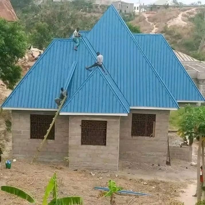 bungomaduke's tweet photo. Hii roofing imeweza. If you can afford such, kindly go for it. You'll not regret. Nyumba yako itatokea vizuri Sana. Make sure you can a GenZ graduate afanye hio roofing. They are good at it. https://t.co/8olUDYQ7VJ