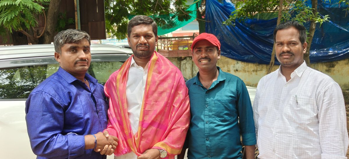 Bandi_prudhvi's tweet photo. #నారాయణ పేట్ జిల్లా, ఉట్కూర్ మండలం నుండి నాగర్ కర్నూల్ జిల్లా కేంద్రానికి విచ్చేసి శుభాకాంక్షలు తెలియజేసిన నర్సింహ్మ(బ్లూ షర్ట్) అన్న గారికి మనస్ఫూర్తిగా ధన్యవాదములు తెలియజేస్తున్నాను.
#నాగర్ కర్నూల్ అసెంబ్లీ BVF కన్వీనర్ రమేష్ గారికి ధన్యవాదములు.
#JoinBsp
#GenZ
#bsptelangana https://t.co/GuPUrnhwtI