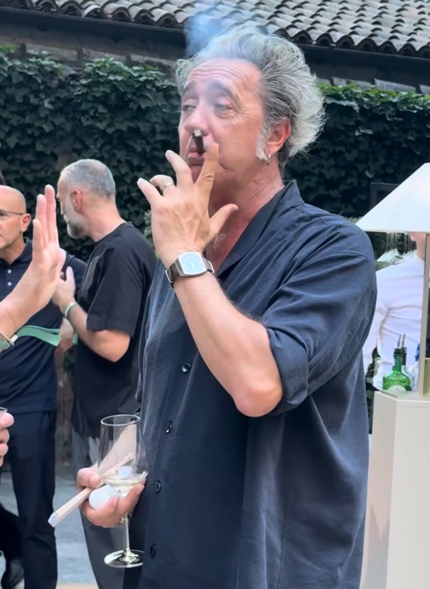 5thbeatle__'s tweet photo. Jep Gambardella sostenía que no podía seguir perdiendo el tiempo haciendo cosas que no quería hacer.

Sorrentino siempre da la impresión de que lleva tiempo aplicándolo. https://t.co/J7J0zgF6ky