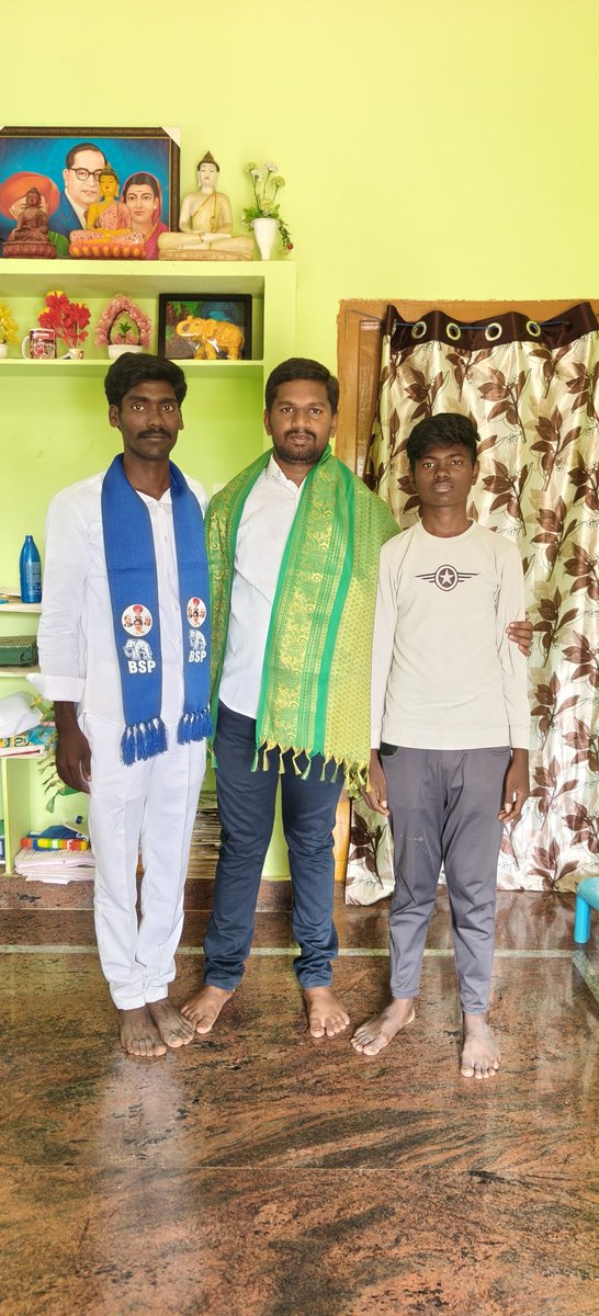 Bandi_prudhvi's tweet photo. #నారాయణ పేట్ జిల్లా, ఉట్కూర్ మండలం నుండి నాగర్ కర్నూల్ జిల్లా కేంద్రానికి విచ్చేసి శుభాకాంక్షలు తెలియజేసిన నర్సింహ్మ(బ్లూ షర్ట్) అన్న గారికి మనస్ఫూర్తిగా ధన్యవాదములు తెలియజేస్తున్నాను.
#నాగర్ కర్నూల్ అసెంబ్లీ BVF కన్వీనర్ రమేష్ గారికి ధన్యవాదములు.
#JoinBsp
#GenZ
#bsptelangana https://t.co/GuPUrnhwtI