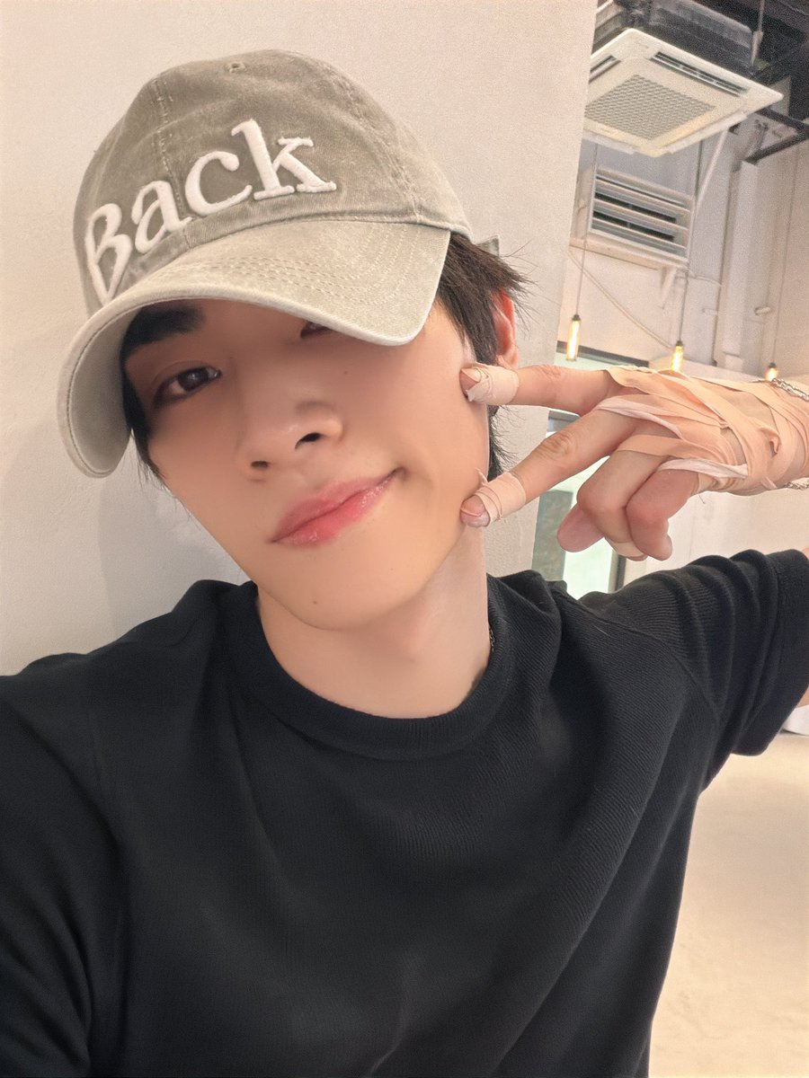 smoldejuns's tweet photo. xiaojun 🫧

'i've really fallen in love with rock climbing recently! to avoid more injuries i've gotten into the habit of wrapping bandages prior to climbing!'
'i won't get hurt anymore~'
'i mostly climb alone, and go back to sleep after~'

🥹💗 https://t.co/WGjhBfxaAl