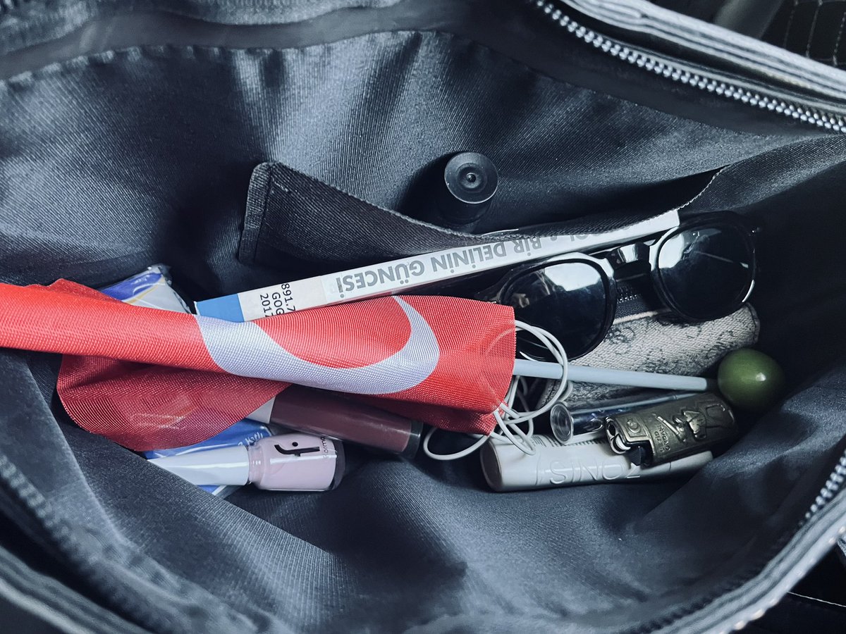dertlifenerlii's tweet photo. Çocuk “Ülkeni seversin ama fazla milliyetçileri anlamıyorum” dedi ama ona henüz çantamda sürekli Türk Bayrağı taşıdığımı söylemedim https://t.co/Jlcj0vdk0R