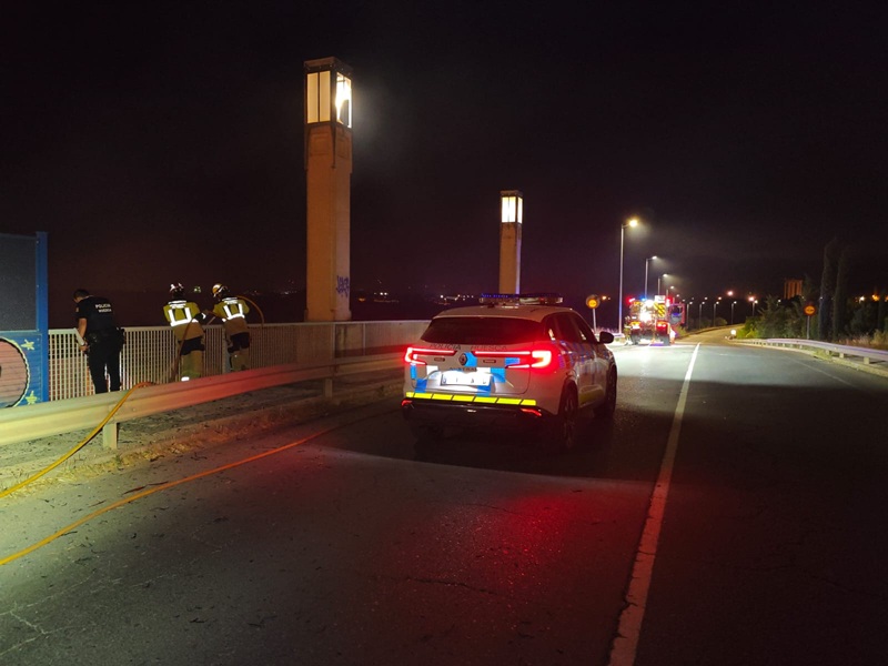 PLHuesca's tweet photo. 🚨Esta noche hemos intervenido junto a los compañeros de Bomberos en la extinción de dos incendios
1️⃣4:30 h Junto a las vías del tren, bajo el puente de la C/ Alcañiz 
2️⃣6:00 h En el Camino de los Molinos (junto a C/ Zona Deportiva), donde también ha afectado a algo de cereal https://t.co/RLgltdXXNz