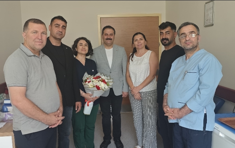 DevrimciSaglik's tweet photo. 📌DİYARBAKIR 
Genel Başkan Yardımcımız Ümit Umdu, Diyarbakır Bölge Şube Başkanımız Cebrail Akdemir, yönetim kurulu üyelerimiz ve işyeri temsilcimiz ile birlikte 2016 yılında KHK ile görevinden uzaklaştırılan, 10 yıl süren hukuk mücadelesinin ardından mahkeme kararıyla Silvan Devlet Hastanesi'ndeki görevine iade edilen eski üyemiz Dr. Elif Turan’ı ziyaret etti.
Dr. Elif Turan'a görevinde başarılar dileriz.