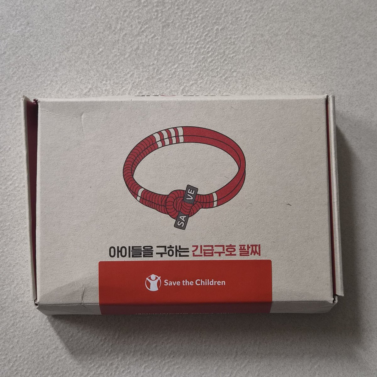 tulipophile's tweet photo. 입고 신고 쓰던 온갖 것들이 낡고 늙는 가운데 팔찌도 낡아 뭘 어쩔까 하다 세이브더칠드런 긴급구호 팔찌 신청해 받음
https://t.co/IDjVtvEVsw
#긴급구호팔찌 #세이브더칠드런 #SAVEONE https://t.co/62dT3lKsG6