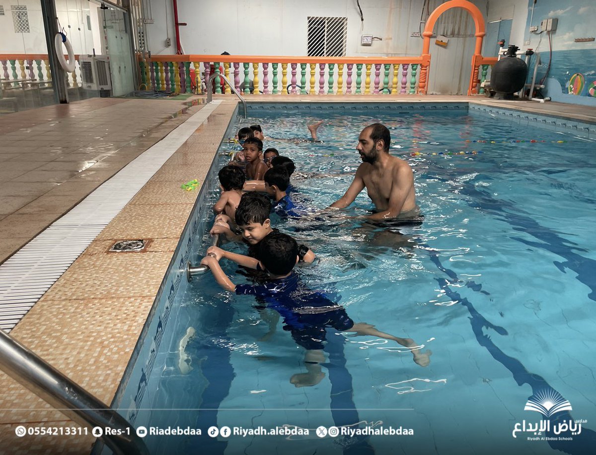 Riyadhalebdaa's tweet photo. اليوم الثالث من دورة السباحة في رياض الإبداع.. حماس متواصل، وتقدم ملحوظ، وخطوات واثقة نحو إتقان مهارات السباحة. 🏊‍♂️✨
#مدارس_رياض_الإبداع
 #رياض_الإبداع https://t.co/l3ocEeT0xS