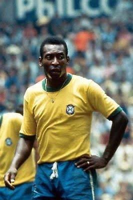futnostalgico's tweet photo. "Na época de Pelé era mais fácil" 😅

Imagine dominar uma bola de couro encharcada que pesava o dobro, usando chuteiras pesadas com cravos pregados na sola, em um campo de pura lama. Tudo isso numa época em que não existiam cartões para frear a pancadaria e sequer havia substituições para quem se machucasse.

Foi superando a "lei da selva" da arbitragem, maratonas insanas de viagens e uma medicina rudimentar que Pelé e os craques de sua geração criaram o futebol-arte. A genialidade daquela época não foi forjada em gramados de tapete ou laboratórios de alta performance: ela floresceu apesar de todas as barreiras físicas.

Não tentem desmerecer Pelé, é muito feio.