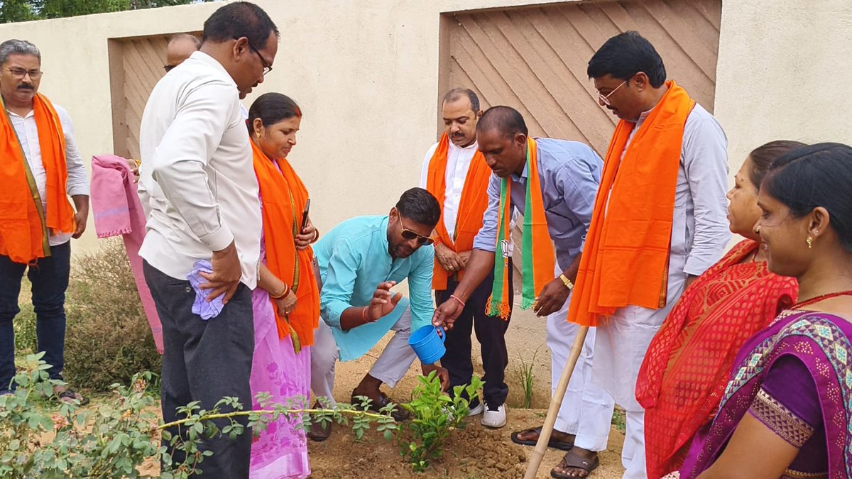 druv_kumar's tweet photo. डॉ. श्यामा प्रसाद मुखर्जी जी के बलिदान दिवस पर आज भाजपा जिला कार्यालय लातेहार में उन्हें पुष्पांजलि अर्पित कर विनम्र श्रद्धांजलि दी।

@AdityaPdSahu @BJP4India @BJP4Jharkhand @dasraghubar @bjpkarmveer @singhkalibjp @NitinNabin @narendramodi @AmitShah https://t.co/kgs8TIUslV