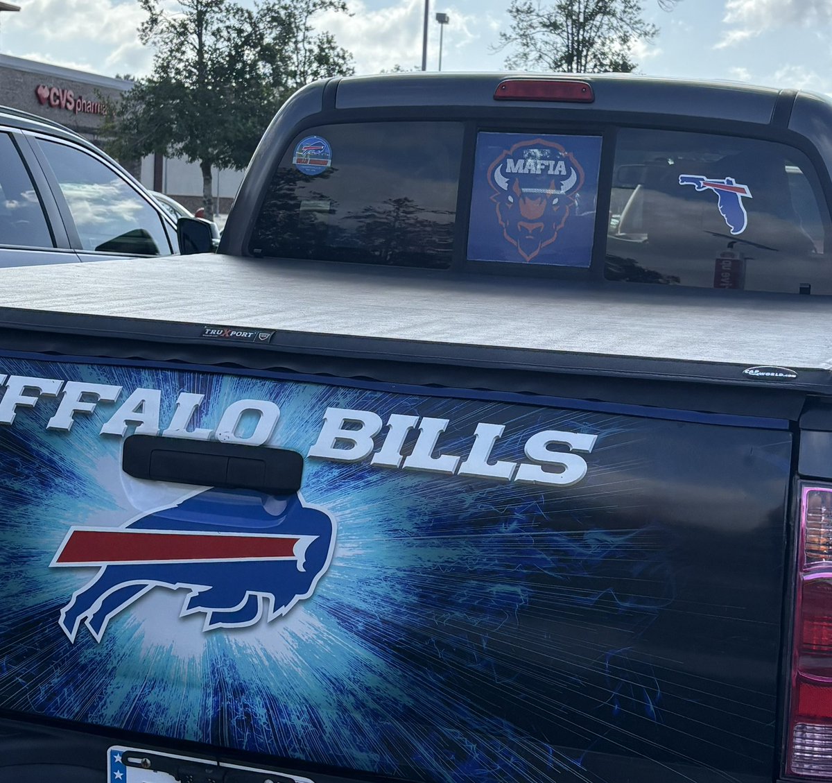 lit_phins's tweet photo. I’m plowing full speed into the back of this piece of shit. If I die it was for a good cause. https://t.co/EcQrG2J8Vd