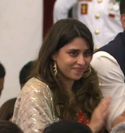 wordsmithstream's tweet photo. "Tumsa mile jo koi rehguzar
Duniya se kaun darey
Chaar kadam kya saari umar
Chal dungi sath tere"🥹🩷🪬 https://t.co/USfnN4zmea