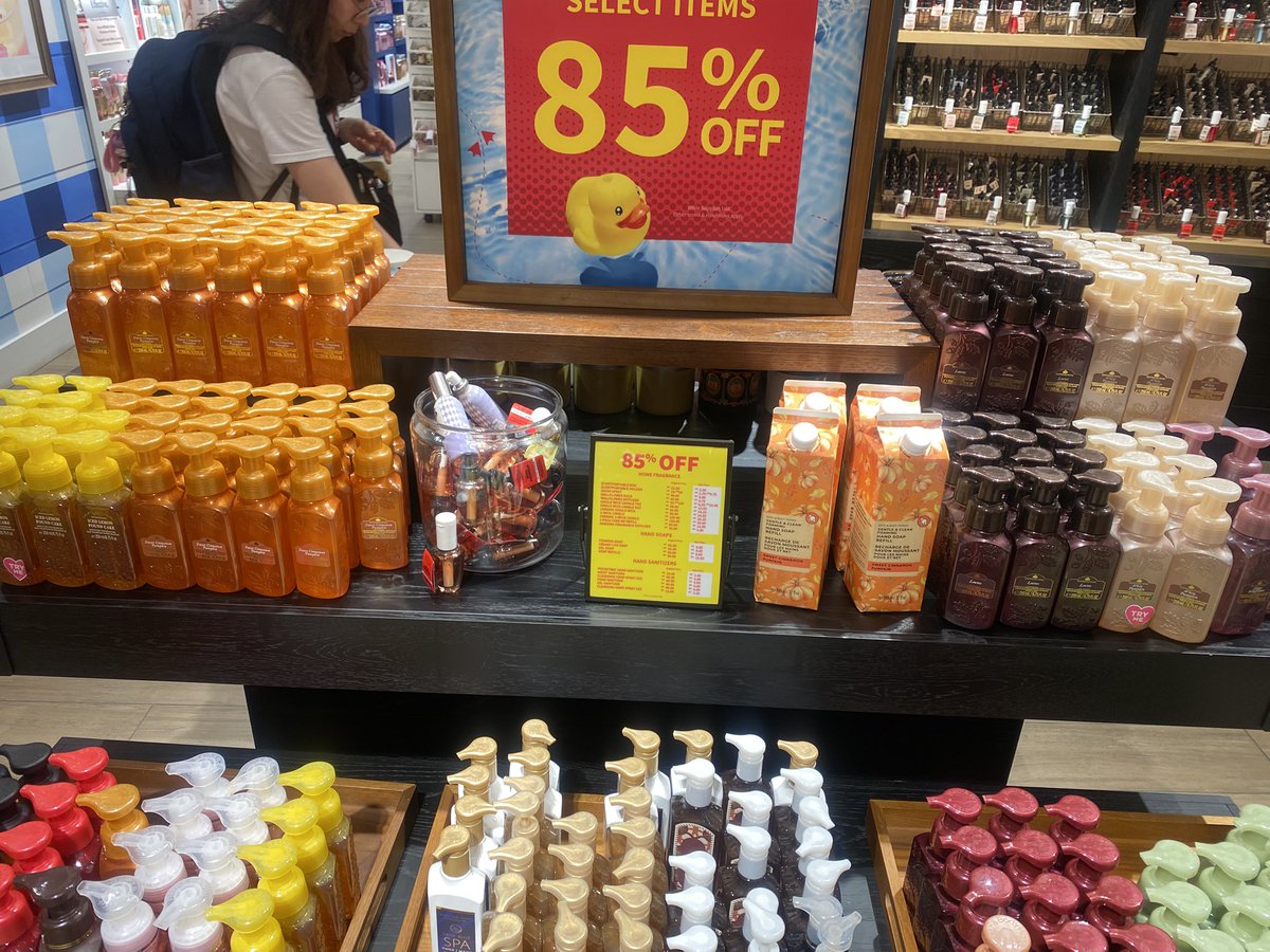 tatapurplesyou_'s tweet photo. semua bbw ada sales macam ni ke? or tempat i je?? murah siot, jangan sampai i bagi freebies body mist bbw je kang. mewangikan semua ami attend concert. https://t.co/MkWCCJhvxs