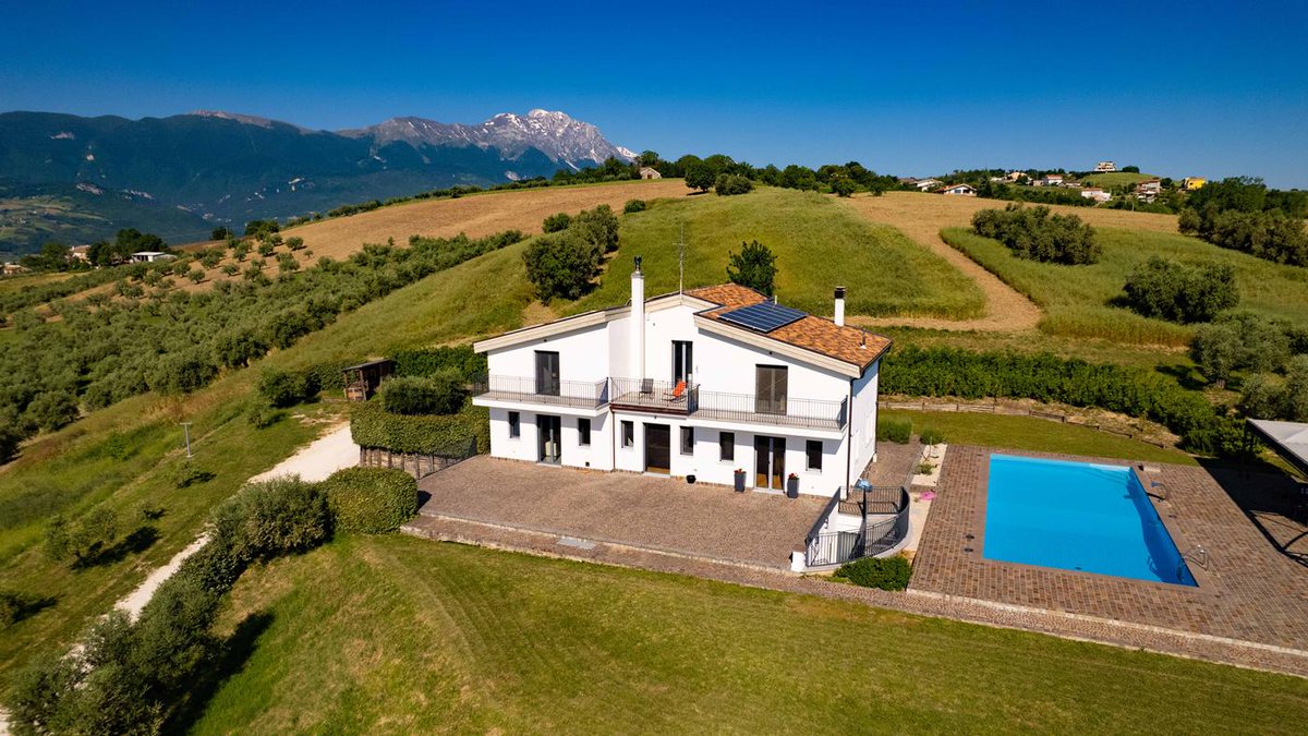 italianhouses's tweet photo. 🏡🌄Exceptional villa near Penne
🌅Lake, mountain &amp; sea views
🏊6x14m saltwater pool
🛏️4 bedrooms
🫒Olive grove &amp; fruit trees
🌞Panoramic terraces &amp; pergola
💶€540,000
❓Poolside sunsets or #Adriatic sea views?

https://t.co/tgcn9pnj3Y
#PropertyItaly #Abruzzo #Pescara #Penne https://t.co/5erOms13fY