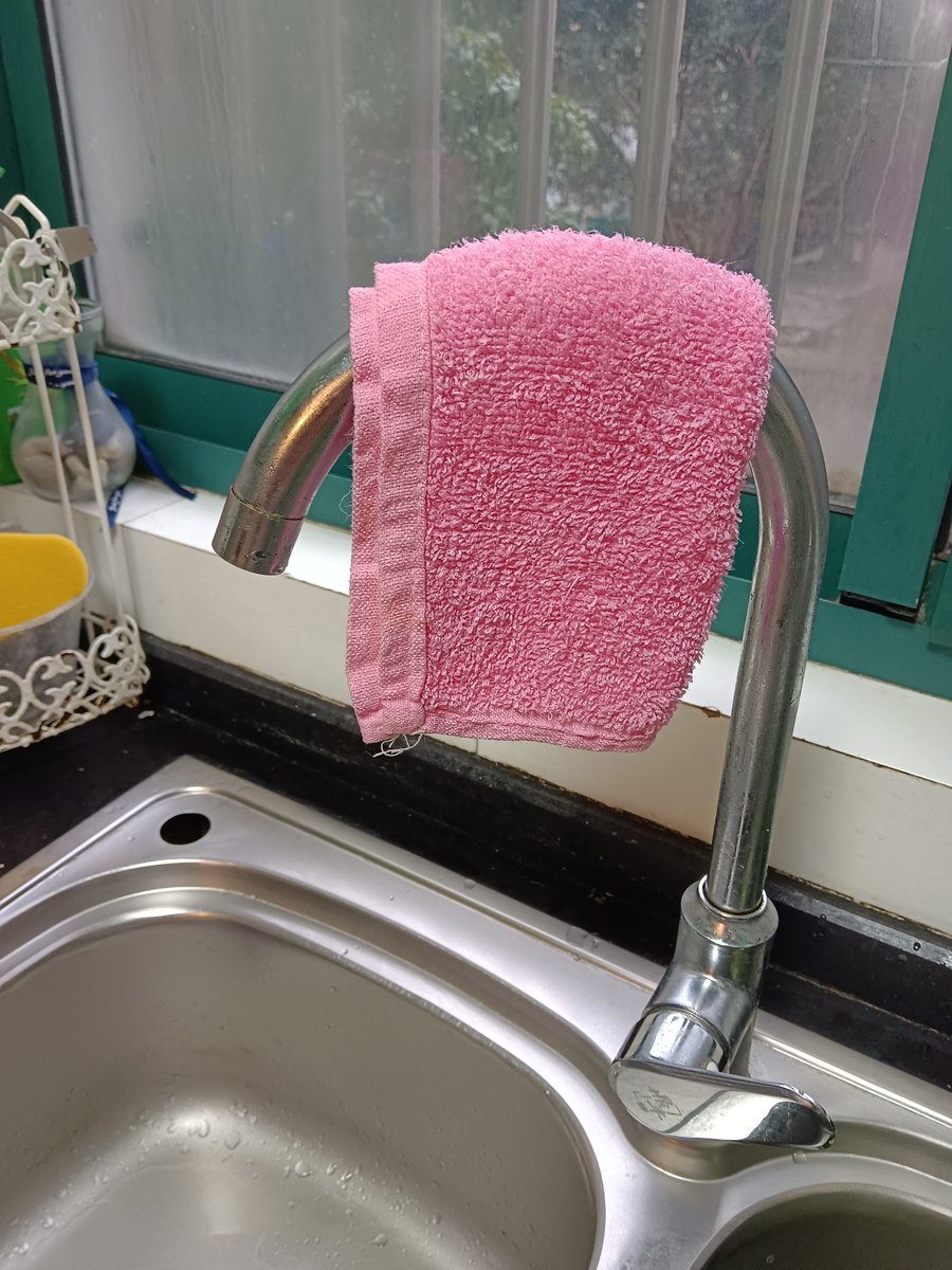 teUdVH6mtcZjQdy's tweet photo. Just knocked over a glass of water while drying dishes, but hey—using a clean tea towel to mop up the mess is way better than leaving puddles for the cat to step in. Small kitchen chaos sorted in 2 minutes! https://t.co/AulASn3JL2