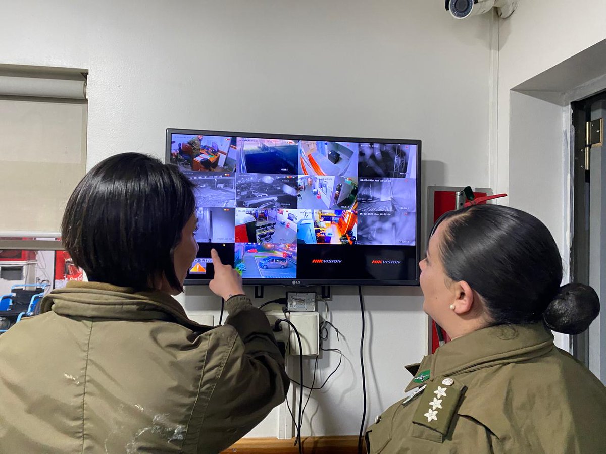CarabDDHHyFam's tweet photo. En la 6ta. Comisaría #Alerce, finaliza la jornada de hoy de la @CarabDDHHyFam, reforzando la importancia de las medidas de seguridad de sus funcionarios y rol de la Oficina de Violencia Intrafamiliar. https://t.co/fj8KdJIHHY
