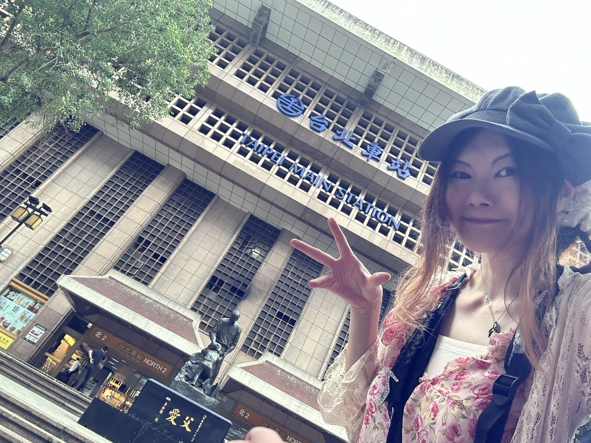 saorisorrel's tweet photo. saori台灣第一天✨

熬夜準備到早上
→趕去機場時遇到通勤尖峰的擁擠電車🚃
→還碰上列車停駛，嚇了一跳
→第一次一個人搭✈️海外航班，有點緊張
→安檢時發現忘了很重要的充電器
→在桃園機場待太久了
→和大家會合去吃鵝肉
→好吃！
→為了隔天活動準備，只好放棄不少行程回飯店
→準備完就睡著了💤 https://t.co/LOg3J6ppgt