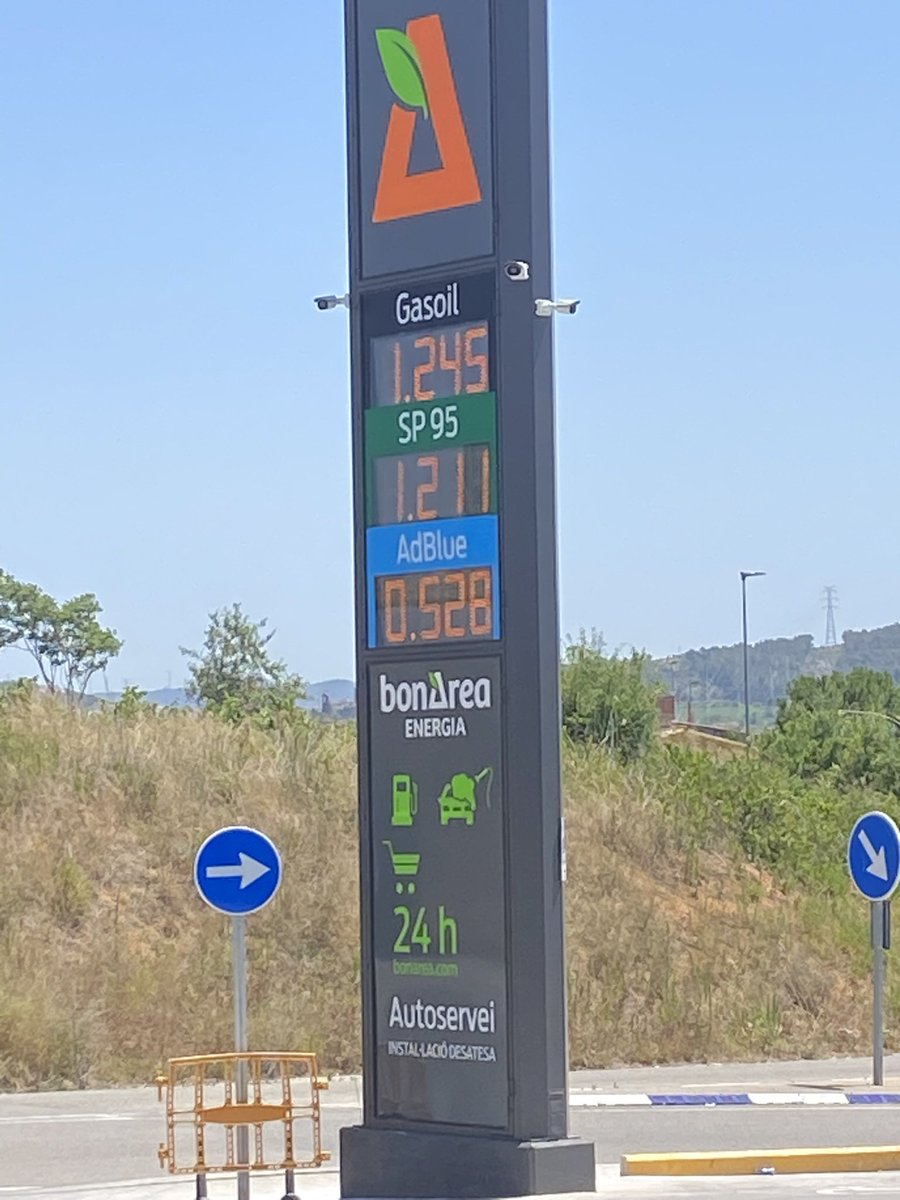 SitgesFranck's tweet photo. @40MA @FondOf_Animals 23/06/2026 , Pour info , Prix des carburants à côté de chez moi en Espagne (Catalogne). Diesel à 1,24 et SP95 à 1,21 ! Et en France on espère que le litre de Diesel descendra à 1,80 euros 🙄👎. Le gouvernement et les distributeurs se foutent réellement de la gueule des Français ! https://t.co/JgbkKKMb0z