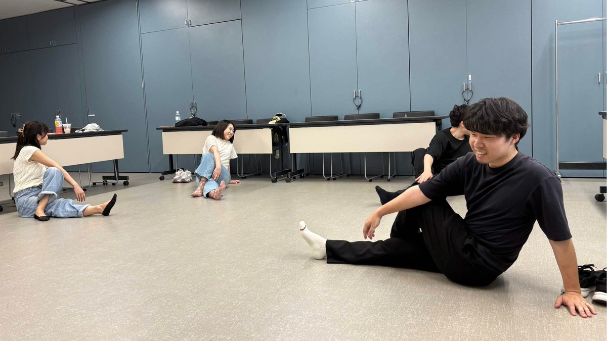 ansyn_stage's tweet photo. 【劇団あんしん 2026年度始動】

新年度の活動がスタートしました。

稽古の前に、まずは身体づくりから。

劇団あんしんは
楽しく、興味深く、皆様があんしんして観られる演劇を探求しています。

今年も少しずつ、稽古や創作の様子をお届けいたします。 https://t.co/vz3Pkg2ipf
