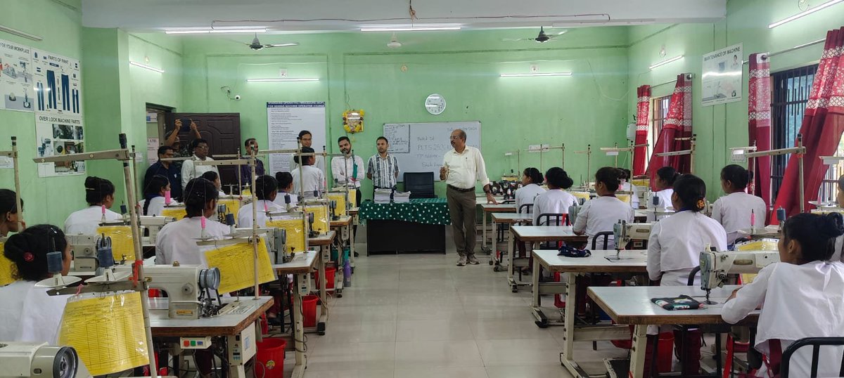 skilled_odisha's tweet photo. The Commissioner-cum-Secretary, @krushibibhag , Shri Sachin Ramchandra Jadav, visited the #PLTP Training Centre of Shahi Exports, Bhawanipatna, Kalahandi, and interacted with trainees, encouraging them to enhance their skills and build sustainable livelihoods. https://t.co/Z9oVRZYd1j