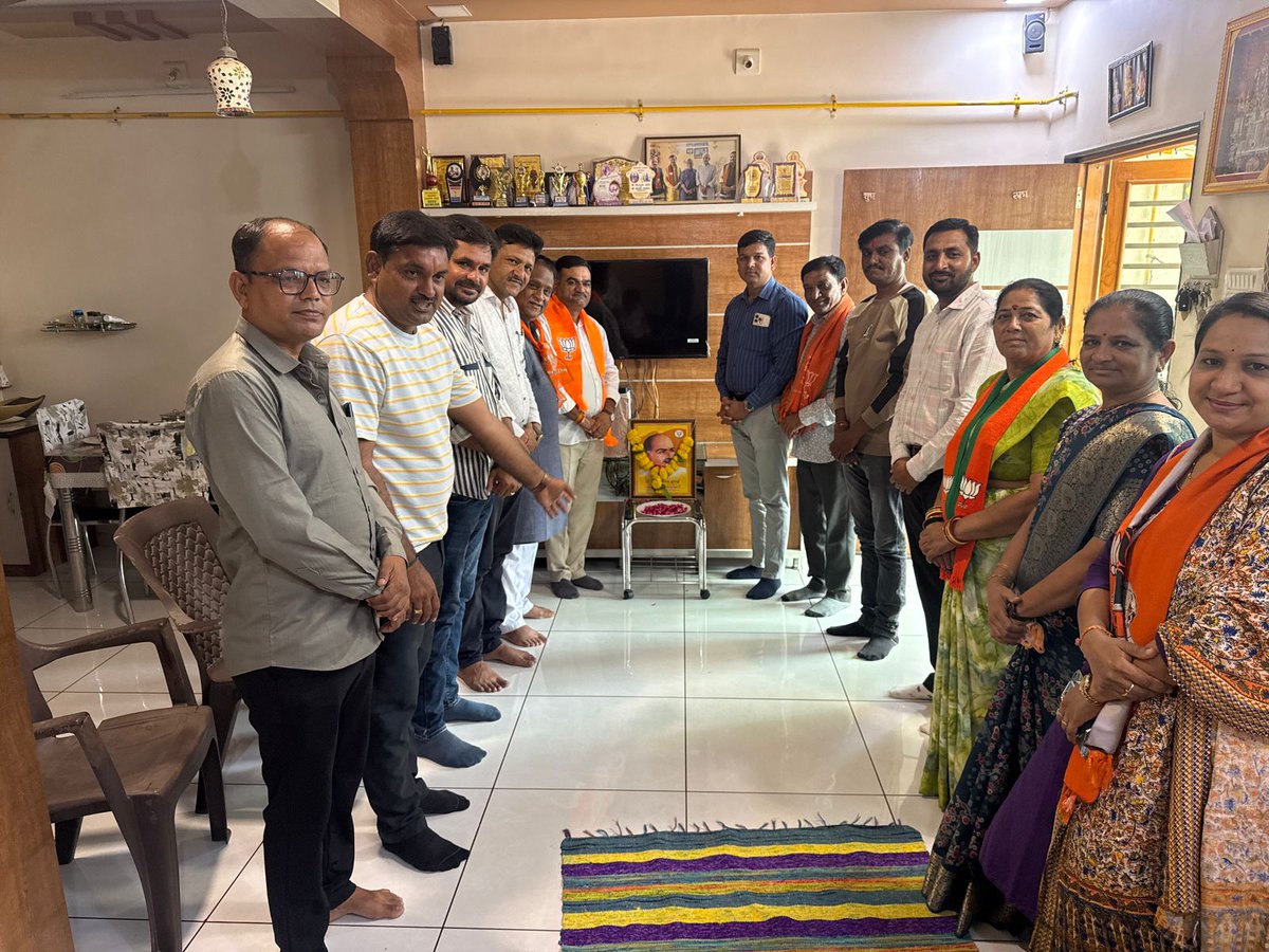 KalotrarD's tweet photo. જનસંઘના સ્થાપક અને અખંડ ભારતના ઉપાસક ડૉ. શ્યામા પ્રસાદ મુખરજીજીના બલિદાન દિવસ નિમિત્તે  સુરેન્દ્રનગર જિલ્લાના વોર્ડ નંબર :- ૦૯ કાર્યકર્તાઓ દ્વારા તેમના ચિત્ર સમક્ષ પુષ્પાંજલિ અર્પણ કરી. https://t.co/xQwlghlfRM