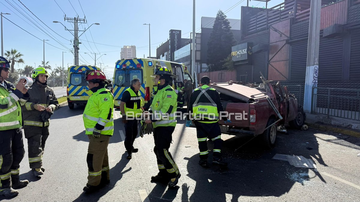 BombaPrat's tweet photo. #Antofagasta Accidente de transito de alta energia de camioneta con poste en Av. Republica de Croacia y Virgilio Arias, trabajan tercera y cuarta compañía, 3 móviles SAMU y Carabineros. https://t.co/xnZh4Vlcpm