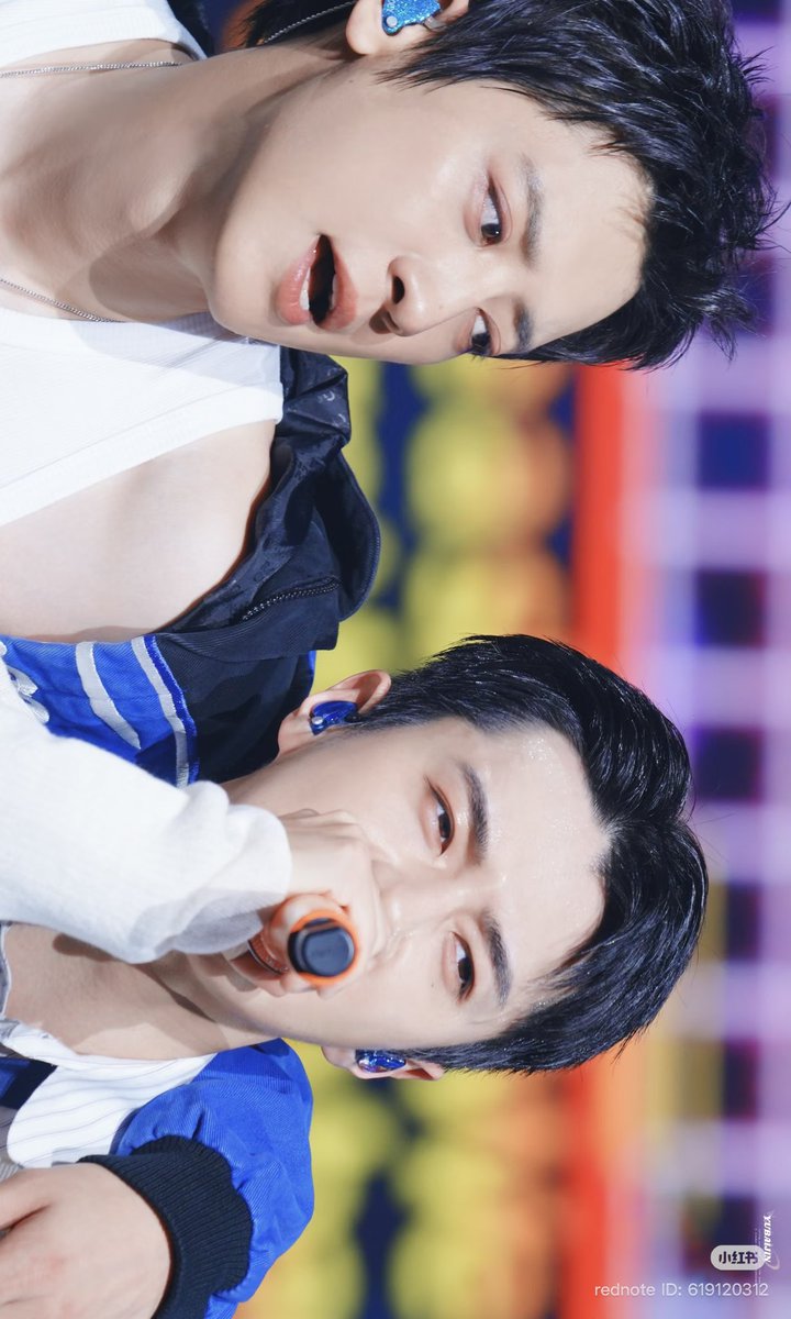 alldaylongsuho's tweet photo. #세훈 #찬열 
아니 두분 공연중에 얼굴 대체 무슨 https://t.co/PgprGYg0xg