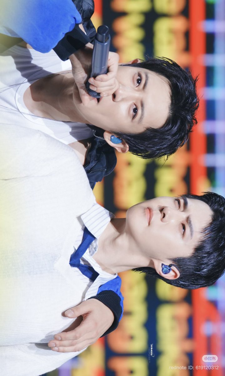 alldaylongsuho's tweet photo. #세훈 #찬열 
아니 두분 공연중에 얼굴 대체 무슨 https://t.co/PgprGYg0xg