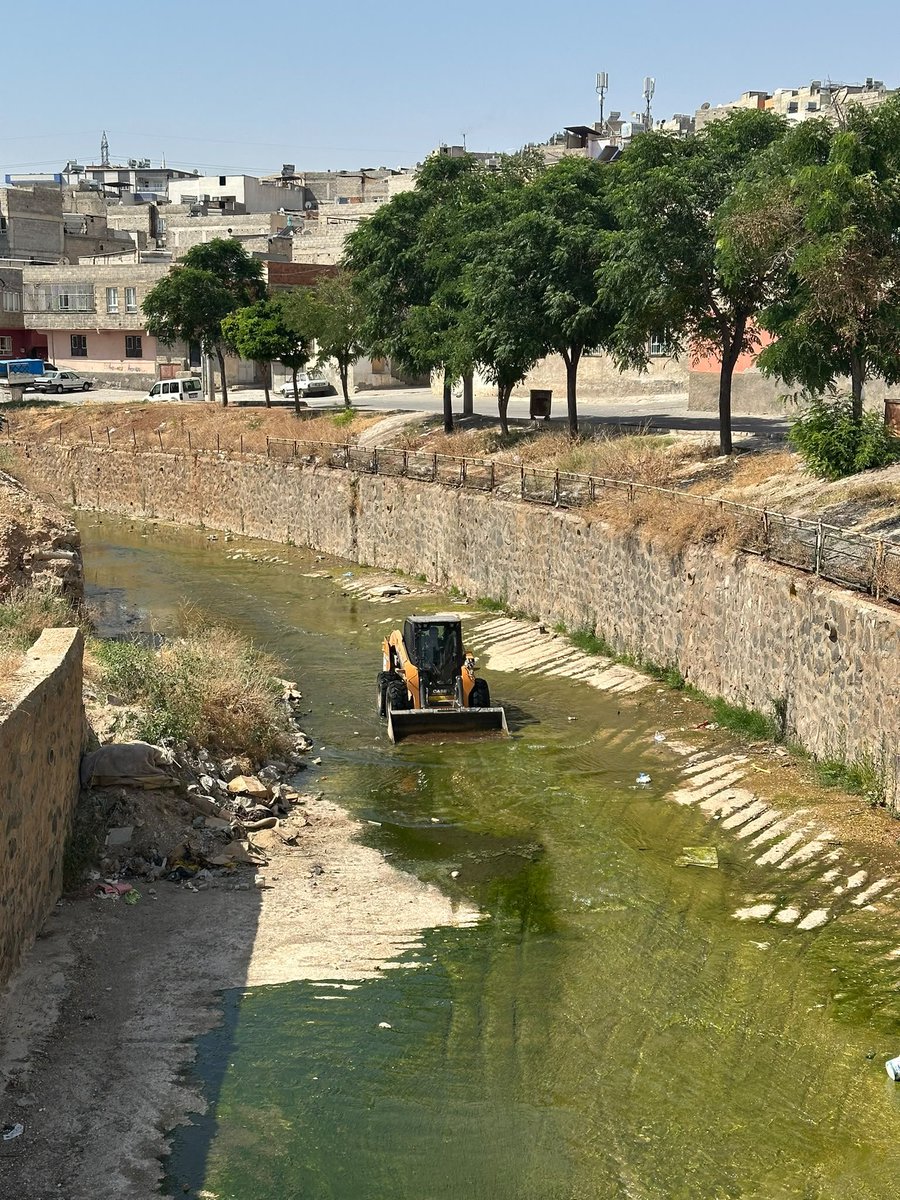 SBBBCEVREKORUMA's tweet photo. Ş.B.B. Çevre Koruma ve Kontrol Daire Başkanlığı olarak ekiplerimizce merkez derelerimizde ve  gübre atıklarından oluşan olumsuzluklar ve görüntü kirliliğini önlemek amacıyla temizlik çalışmalarımız devam ediyor. @sanliurfabld 
@MithatCanKutluc @halilaldeniz_ @aytekin_ey41318 https://t.co/6Hd5zoQ3hC