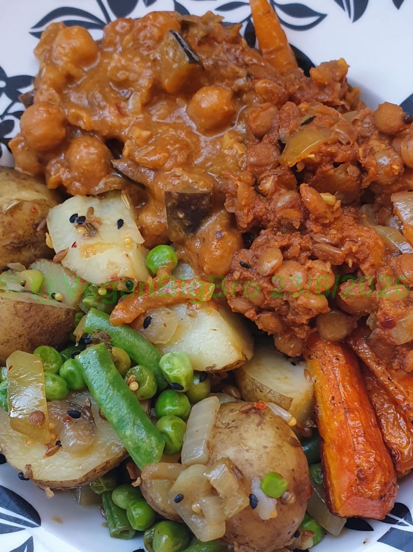 VeganBigBro's tweet photo. What was on the #vegan plate tonight?
New Potato (Aloo) Curry.
Green Lentil & Courgette Curry.
Chickpea, Aubergine, Peanutbutter Curry.
Roasted Carrots.
#VeganForTheAnimals #ItsEasy2bVegan #VeganFood #Vegan4Life #SvenskaVeganer #KeepDeathOffThePlate #HomeCooking #VeganHour https://t.co/Wq0QIShsse
