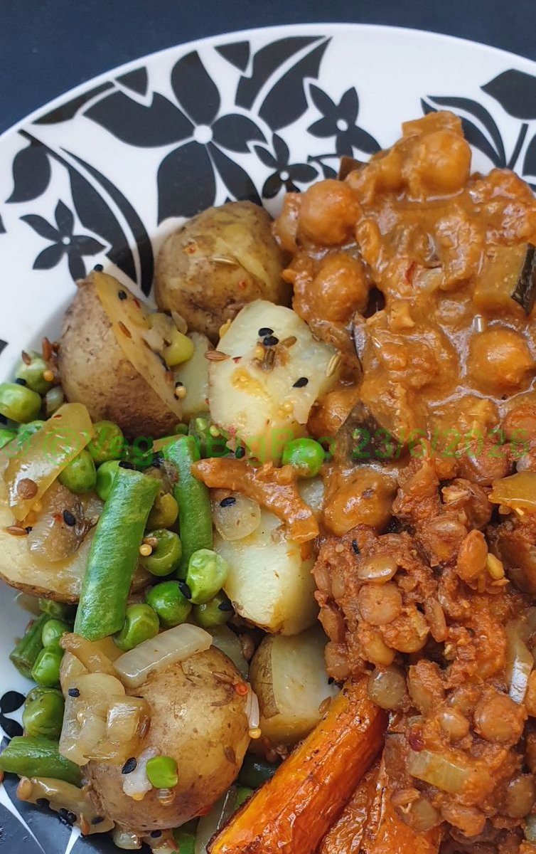 VeganBigBro's tweet photo. What was on the #vegan plate tonight?
New Potato (Aloo) Curry.
Green Lentil & Courgette Curry.
Chickpea, Aubergine, Peanutbutter Curry.
Roasted Carrots.
#VeganForTheAnimals #ItsEasy2bVegan #VeganFood #Vegan4Life #SvenskaVeganer #KeepDeathOffThePlate #HomeCooking #VeganHour https://t.co/Wq0QIShsse