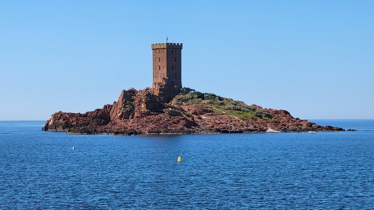 martoche07's tweet photo. #SaintRaphaël #Iledor #plongée 
Brevet N1 Validé 👍🤿 
Avant le #Vietnam et suivra la #Thaïlande 🥰🎉 https://t.co/gI6G3YoLNx
